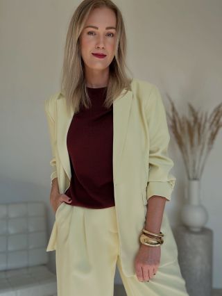 Pastelovo žltá patrí aj do jesenneho šatníka 🍂🤎💛… súhlasíš #moda #outfit #styleinspo #autumnstyle